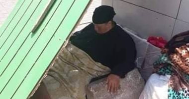 إحنا معاك.. سيدة بلا مأوى فى أول عباس بمدينة نصر تعانى متاعب صحية