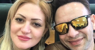 بيتفائل بيها.. ما سر أحدث صورة للمطرب مصطفى قمر مع زوجته؟