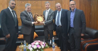 رئيس المطار يبحث مع السفير القبرصى تدشين خط طيران جديد