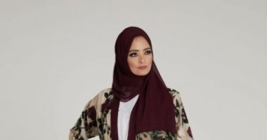 تشكيلة "عبايات" الربيع يغلب عليها الألوان الزاهية والورود