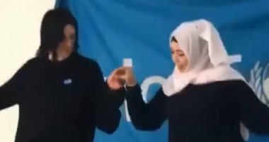 صور.. دوا ليبا ترقص الدبكة السورية فى لبنان