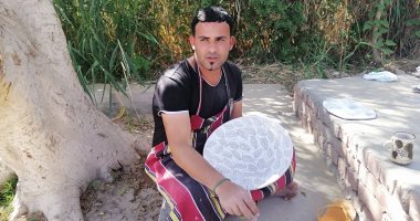 "علي" رسام البهجة على منتجات الخزف والفخار بالفيوم .. تعرف على قصته