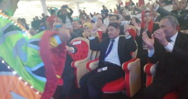 صور وفيديو.. تصفيق سفير إندونسيا مع رقصة التنورة وأنغام"انزل شارك" ببنى سويف