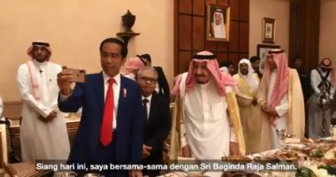 الرئيس الإندونيسى يلتقط مقطع فيديو "سيلفى" مع الملك سلمان بن عبد العزيز