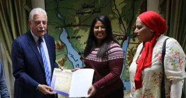محافظ جنوب سيناء يكرم صاحبة المركز الخامس فى السباحة ببطولة الجمهورية للمدارس