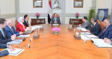 الرئيس يجتمع مع مدبولى و3 وزراء لمتابعة الخطوات التنفيذية لمنظومة التأمين الصحى الشامل.. السيسى يوجه بتقديم الخدمات الصحية لكل المواطنين وبجودة عالية وفقاً للمعايير الدولية.. وبروتوكول تعاون مع بريطانيا للتدريب