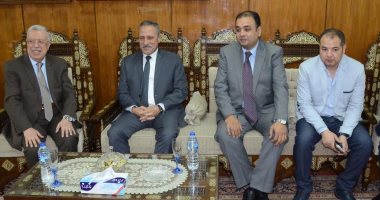 محافظ الإسماعيلية يناقش ترتيبات الاستفتاء مع رؤساء المحاكم والمحامى العام 