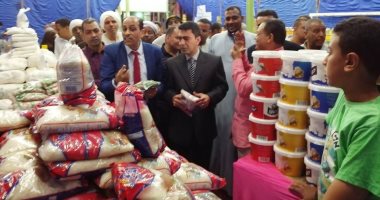 صور.. وكيل تموين الأقصر ورئيس مدينة البياضية يفتتحان معرض "أهلا رمضان"