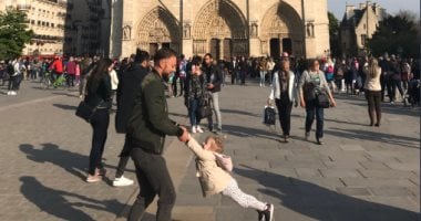 صورة رجل وطفلة أمام كنيسة نوتردام قبل الحريق تشعل السوشيال ميديا..اعرف الحكاية