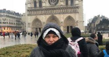 "أمل" تشارك بصورة أمام كنيسة نوتردام باريس