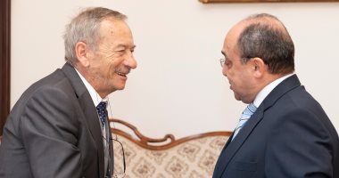 سفير مصر فى التشيك يلتقى رئيس الشيوخ.. ومناقشات حول السياحة والاستفتاء