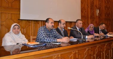 صور..  محافظ الإسماعيلية يحل مشكلة المواطنين حاجزى الوحدات السكنية