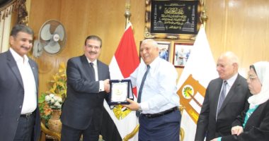 صور.. محافظ الوادى الجديد يمنح نقابة المهندسين 1000 فدان لزراعة "النخيل"