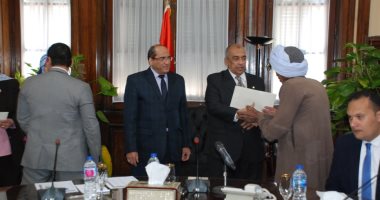  وزير الزراعة يسلم العقود النهائية لـ  54 منتفع بالإصلاح الزراعى فى 9 محافظات