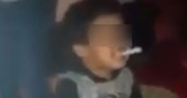 طفل تونسى يُجبر على شرب الخمر والتدخين فى عيد ميلاده بحضور والدته.. فيديو