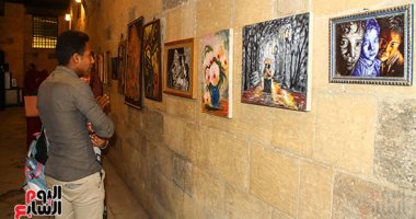 شاهد.. معرض لوحات فنية من إبداعات شباب الأزهر ببيت السنارى