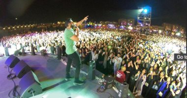 فيديو.. تامر حسنى يسجل أعلى نسبة حضور فى حفلات الرياض بـ100 ألف شخص