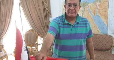 قارئ يشارك بصورته أثناء التصويت على تعديل الدستور فى البحرين