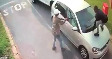 سائحة من ناميبيا تعيش لحظات سرقة مرعبة أثناء زيارتها لجنوب أفريقيا.. فيديو