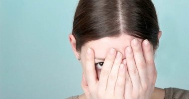 بيهول الأمور ومش بيحب التجمعات.. أبرز صفات الشخص الخجول