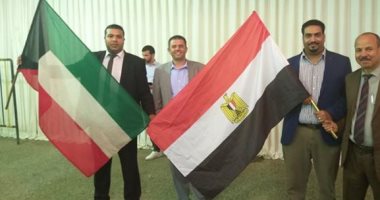 مشاركة المصريين بالكويت فى الاستفتاء على تعديلات الدستور.. صور