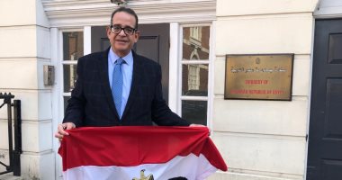 الفقيه الدستورى طارق عبد العزيز يدلى بصوته بالاستفتاء تعديل الدستور بلندن.. صور