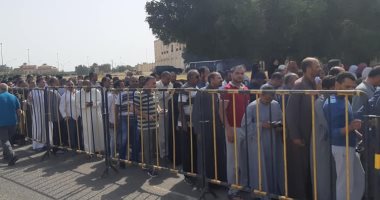  صور.. بأعلام مصر.. أبناء أسيوط بالكويت يشاركون فى الاستفتاء على الدستور