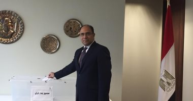 صور .. السفير المصرى فى كندا يدلى بصوته على استفتاء التعديلات 