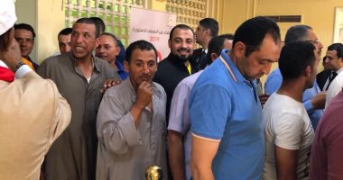  هتافات الجالية المصرية بالكويت للرئيس السيسى .. واقبال على الاستفتاء 