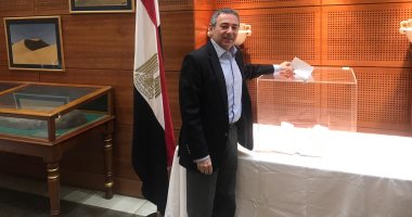 صور ..  سفير مصر فى لندن يدلى بصوته فى استفتاء التعديلات الدستورية