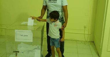 أحمد يشارك بصوره من السفارة بالكويت.. ويؤكد: اصطحبت ابنى علشان اعلمه الإيجابية