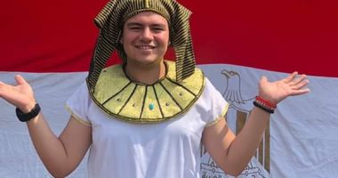 ملابس فرعونية لمشارك فى التصويت على الدستور بسفارة مصر فى كوالالمبور 