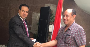 القنصل المصرى بدبى يستقبل المواطنين المشاركين فى الاستفتاء