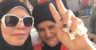 بعلم مصر وعلامة النصر الجالية المصرية بالرياض تشارك فى الاستفتاء على الدستور