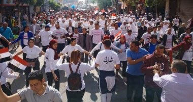 تنورة ومزمار فى ماراثون محافظة القاهرة للحث على المشاركة باستفتاء الدستور