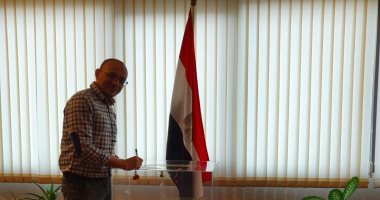 صور.. المصريون فى تايلاند يصوتون على الدستور داخل السفارة فى بانكوك