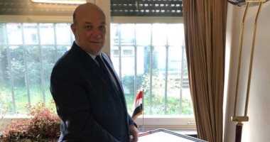 سفير مصر فى سويسرا يدلى بصوته بالاستفتاء على تعديلات الدستور.. صورة 