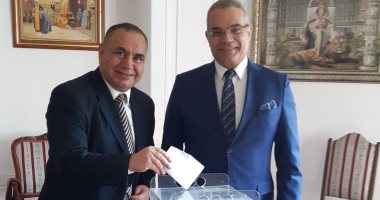 صور.. نائب رئيس جالية مصر فى رومانيا خلال التصويت على تعديلات الدستور