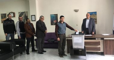 رغم سوء الطقس.. المصريون فى إيران يتوافدون للتصويت على تعديلات الدستور.. صور