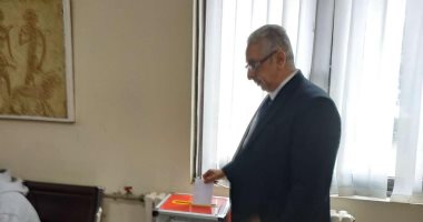 السفير المصرى بالصين يدلى بصوته فى الاستفتاء على تعديل الدستور