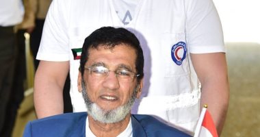 قعيد يحرص على الإدلاء بصوته فى الاستفتاء على الدستور بالكويت