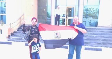 توافد المواطنين على مدرسة رمسيس بالجمالية للمشاركة فى الاستفتاء