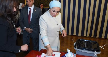 صور.. لحظة إدلاء انتصار السيسي بصوتها فى الاستفتاء على تعديل الدستور