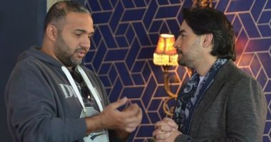 صورة جديدة لـ هانى سلامة ومخرج مسلسله "قمر هادى"