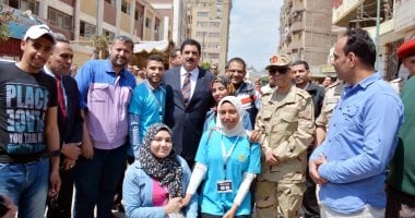 مواطنون يستقبلون محافظ القليوبية بهتاف تحيا مصر خلال الاستفتاء