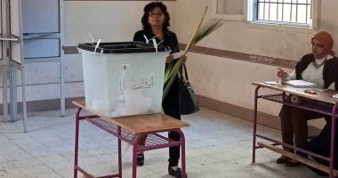صور.. ناخبه بأسيوط حاملة السعف داخل اللجنة: انزلوا شاركوا