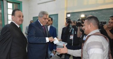 محافظ المنيا يدلى بصوته فى لجنة الفريق صفى الدين أبو شناف الثانوية