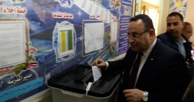 محافظ الإسكندرية يدلى بصوته فى الاستفتاء.. ويؤكد: عرس ديمقراطى.. صور