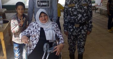 صور.. الأم المثالية تقول نعم للتعديلات الدستورية فى مدينة 15 مايو  
