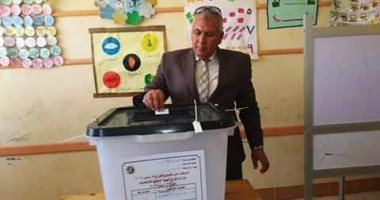 صور.. محافظ الوادى الجديد يدلى بصوته فى الاستفتاء بالفرافرة